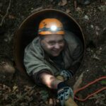 Moi sortant d’un tonneau dans la Galerie des Arts à Fresse-sur-Moselle 