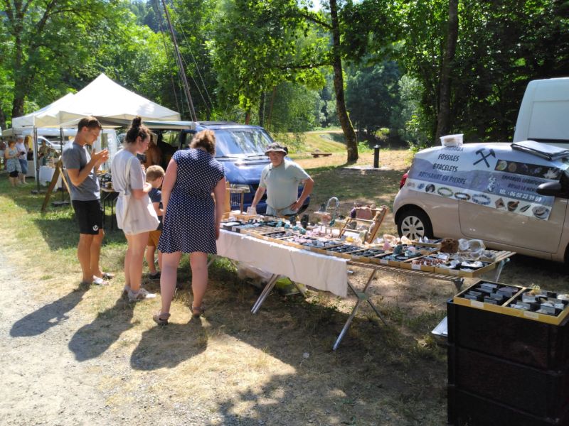 Moi derrière le stand TerraCristaux au Lac de Kruth-Wildenstein en Alsace, exposant des minéraux et pierres naturelles