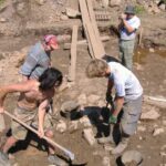 Archéologues en fouille sur un ancien bocard aux Hautes-Mynes du Thillot