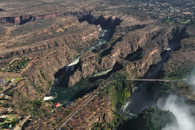 Vue aérienne d’un paysage de pegmatites et de relief rocheux avec un fleuve traversant le district d’Alto Ligonha, province de Zambézia, Mozambique
