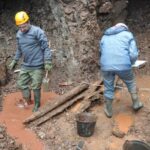 Fouille devant l’entrée de la galerie