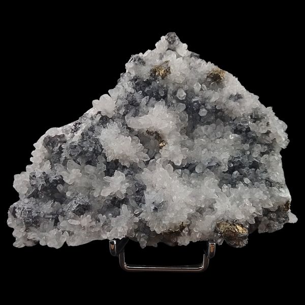 Vue principale du Quartz + Galène + Pyrite sur matrice, montrant les cristaux brillants de Pyrite et Galène sur un lit de Quartz cristallisé, extrait de la mine Krushev à Madan en Bulgarie.