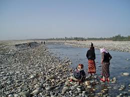 Mineurs cherchant du jade dans la rivière Yurungkash à Hotan, province du Xinjiang, Chine