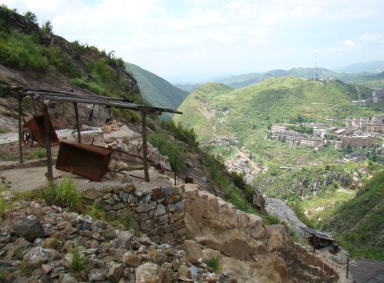 Vue d’une mine à Xianghualing, Hunan, avec un paysage montagneux en arrière-plan.