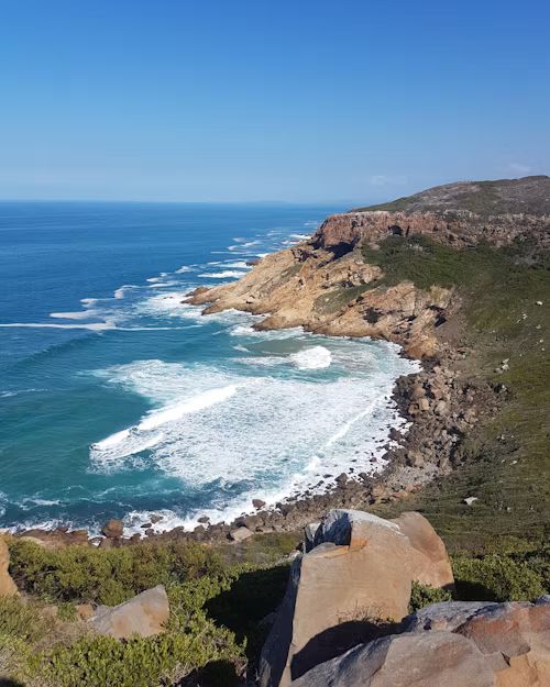 Panorama de Mossel Bay, Afrique du Sud, avec vue sur la côte, l'océan Atlantique et les montagnes environnantes, typique de la Garden Route.