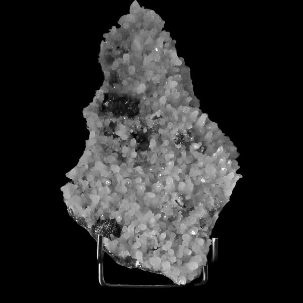 Vue principale du Quartz + Galène + Pyrite sur matrice, montrant les cristaux brillants de Pyrite et Galène sur un lit de Quartz cristallisé extrait de la mine Krushev Madan, Bulgarie.