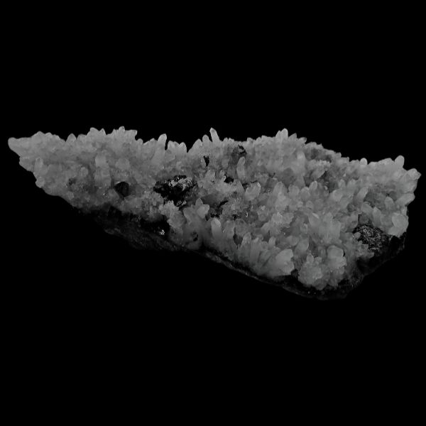 Vue à plat du Quartz + Galène + Pyrite sur matrice, montrant les cristaux de Pyrite et Galène posés sur le lit de Quartz cristallisé, extrait de la mine Krushev Madan, Bulgarie.