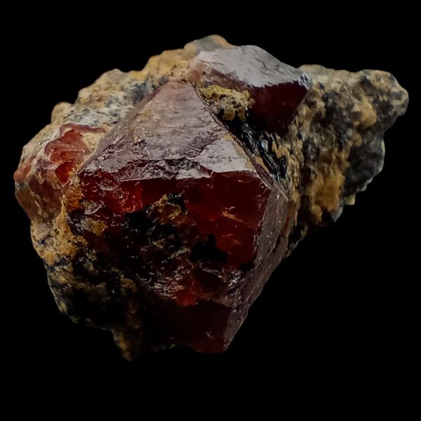Zircon (Hyazinth) sur matrice, vue principale montrant les cristaux rouge/orange et sa formation naturelle provenant de la vallée d'Astor, Pakistan.