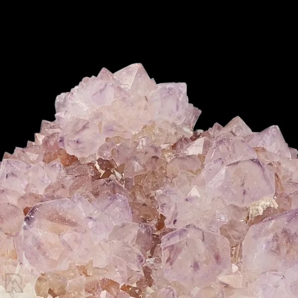 Gros plan des pointes cristallines d’un Spirit Quartz aux teintes rosées naturelles, montrant les détails de la formation en “cactus” avec cristaux secondaires autour d’un cristal central, provenant du gisement de Boekenhoutshoek, Mpumalanga, Afrique du Sud.