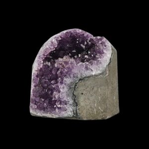 Géode d’améthyste naturelle à base coupée provenant du gisement de Los Catalanes, région d’Artigas en Uruguay. Cristaux violets intenses et profonds sur matrice basaltique, pièce de collection de 1,788 kg.