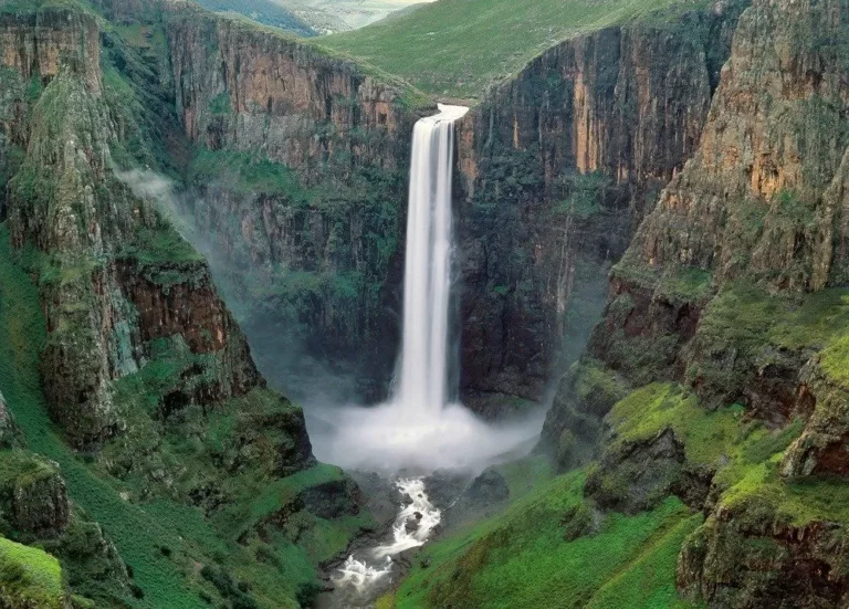 Vue panoramique des Chutes de Lofoi, avec des cascades spectaculaires entourées d’une végétation dense et luxuriante dans la province du Katanga, en RDC.