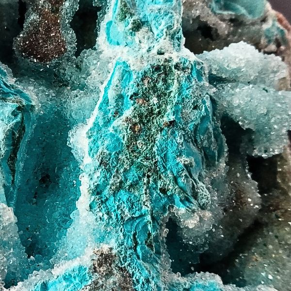 Gros plan sur la chrysocolle turquoise et les micro-cristaux d’hémimorphite transparente à éclat vitreux