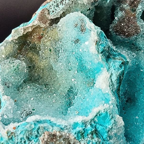 Gros plan sur l’hémimorphite cristallisée et la chrysocolle turquoise