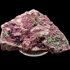 Photo d’une cobaltocalcite rose avec malachite verte de 526 g, provenance Mine Tantara, présentée sur support transparent