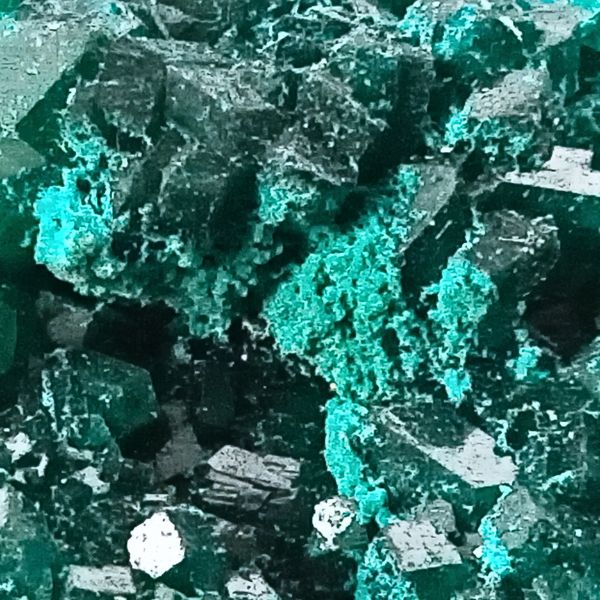 Zoom sur cristaux de dioptase, vert émeraude, 74 g, Mine de Tantara, Katanga (RDC), détails précis