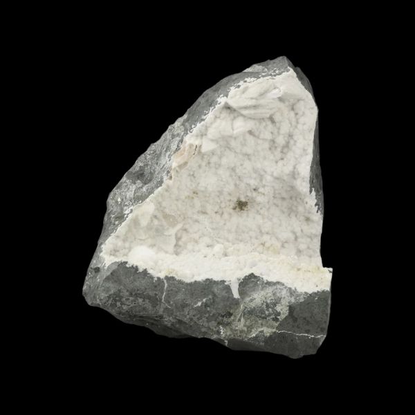 Géode d’Okénite naturelle de 3,45 kg provenant de Malad Quarry, Inde, montrant des cristaux blancs soyeux sur matrice basaltique, pièce unique pour collection et décoration.