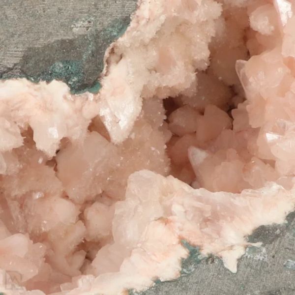 Gros plan sur les cristaux de Heulandite à l’intérieur d’une géode, Aurangabad, Maharashtra, Inde