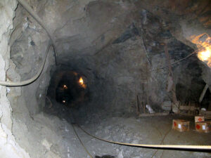 Galerie souterraine de la mine Krushev Dol montrant les parois rocheuses et le tunnel minier