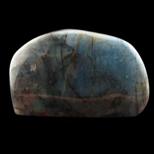 Forme libre en labradorite de Toliara polie sur toutes les faces, avec irisations bleu et doré, base plate polie.