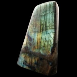 Forme libre en labradorite de Toliara polie sur toutes les faces, avec irisations bleu et doré, base plate polie.