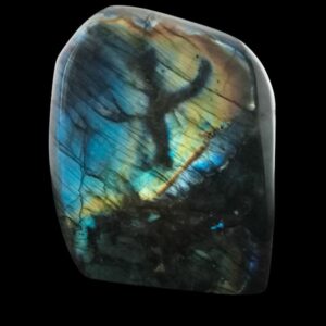 Forme libre en labradorite de Toliara polie sur toutes les faces, avec irisations bleu et doré, base plate polie.