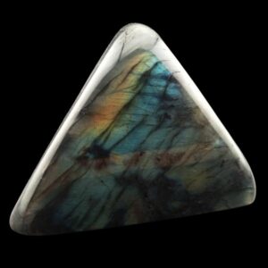 Forme libre en labradorite de Toliara polie sur toutes les faces, avec irisations bleu et doré, base plate polie.