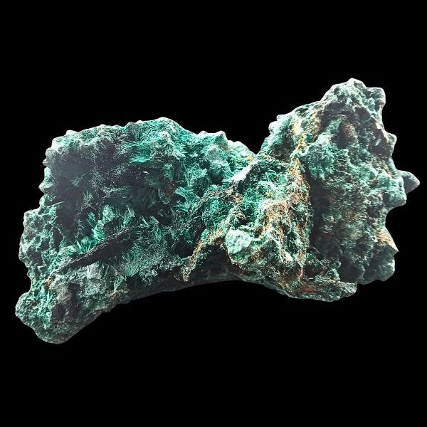 Vue alternative d’une malachite fibreuse naturelle de la mine Tantara au Katanga, montrant la texture soyeuse et les fibres vertes sous un angle différent.