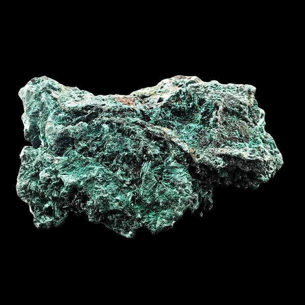 Vue arrière d’une malachite fibreuse de la mine Tantara montrant la matrice rocheuse et les zones de malachite naturelle.