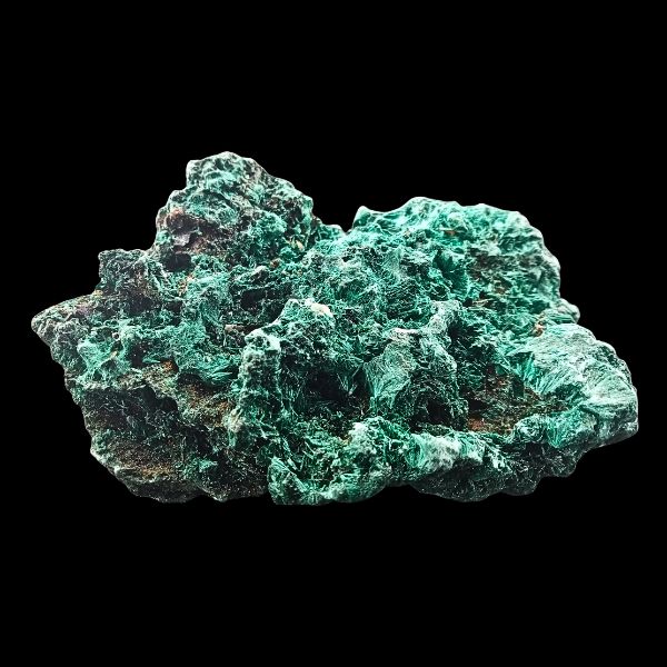 Malachite fibreuse verte provenant de la mine Tantara au Katanga, spécimen naturel de 393 g présenté en gros plan sur fond neutre.