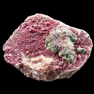 Photo d’une cobaltocalcite rose avec malachite verte de 526 g, provenance Mine Tantara.