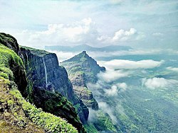 Vue des montagnes de Nasik, Inde, avec des formations géologiques typiques de la région minière d'Apophyllite, Stilbite .