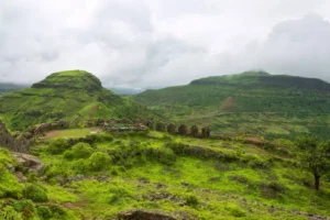 Panorama des montagnes de Nasik, Inde, avec des collines et formations géologiques caractéristiques des gisements minéraux de la région.