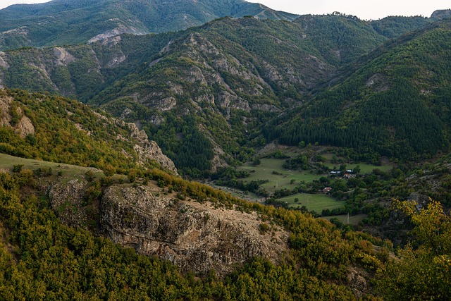 Vue panoramique sur les montagnes verdoyantes des Rhodopes avec vallées et forêts