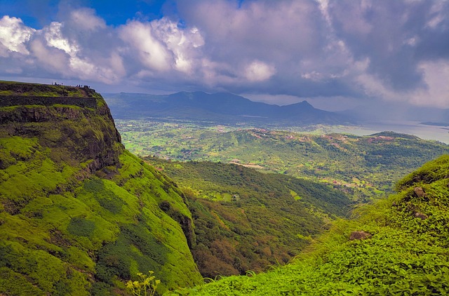 Paysage de Vijapur dans le Maharashtra, montrant les formations basaltiques du plateau du Deccan et les zones où se trouvent les géodes d’Heulandite.