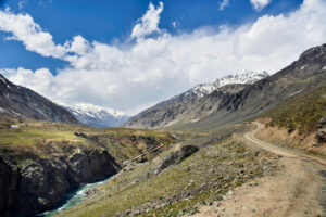 Vallée d'Astor, avec ses montagnes imposantes et ses paysages verdoyants, symbole de la beauté naturelle du Gilgit-Baltistan.