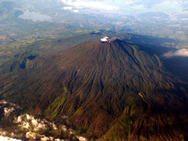 Vue du aérienne stratovolcan Ciremai