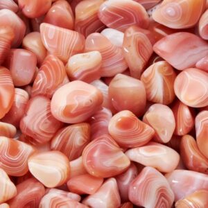 Pierre roulée agate abricot taille M, polie, couleurs chaudes orange et beige naturelles, provenant du sud du Botswana