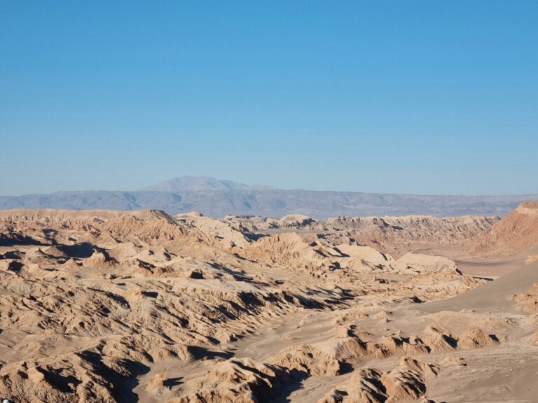Paysage aride du désert d’Atacama avec roches et sols rocailleux, typique de la région de Copiapó.