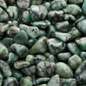 Pierre roulée émeraude taille M, polie, couleur vert intense naturelle, provenant du gisement de Minas Gerais, Brésil