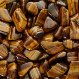 Pierre roulée œil de tigre taille M, polie, couleur brun doré chatoyante, provenant du Northern Cape, Afrique du Sud