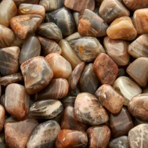 Pierre roulée pierre de lune taille M, polie, blanche nacrée aux reflets iris, provenant d’Inde