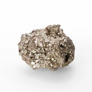 Cristal de Pyrite “Chispas” du Pérou avec cubes brillants dorés, sur fond neutre.