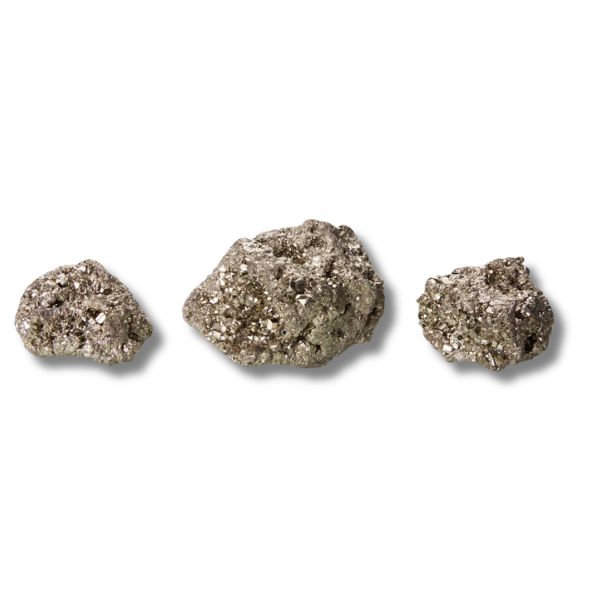 Trois cristaux de Pyrite “Chispas” du Pérou de tailles différentes, cubes dorés brillants sur fond neutre.