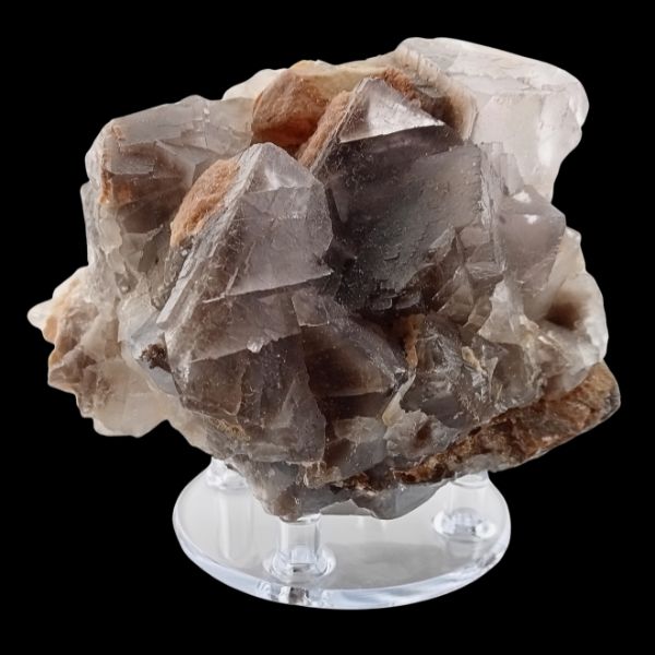 Fluorine du Balochistan en cubes cristallins sur socle – vue légèrement de côté du spécimen