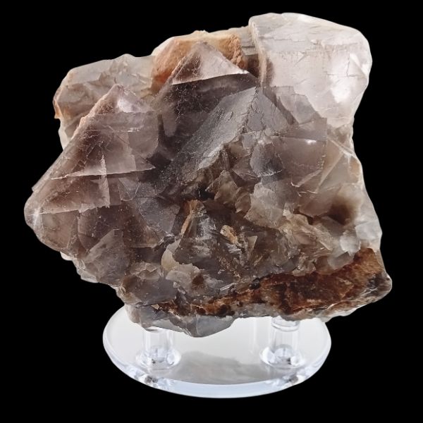 Fluorine du Balochistan en cubes cristallins présentée sur socle – vue de face du spécimen de collection