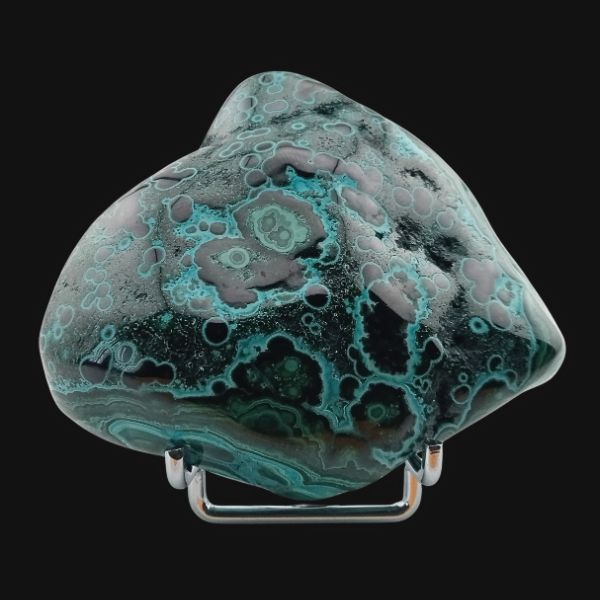 Malachite de Tantara, forme libre botryoïdale sur support, vue de face