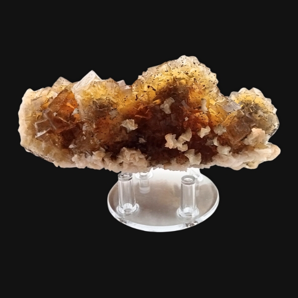 Vue détaillée de la fluorite miel de Moscona aux cristaux cubiques